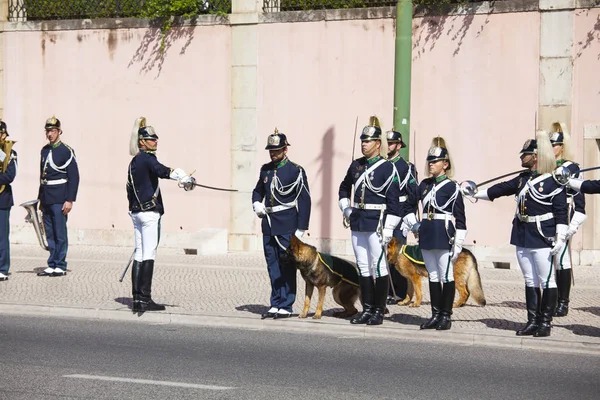 LISBOA - 16 DE ABRIL: La Ceremonia de Cambio de Guardia tiene lugar en Pa —  Fotos de Stock