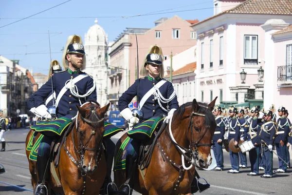 LISBOA - 16 DE ABRIL: La Ceremonia de Cambio de Guardia tiene lugar en Pa —  Fotos de Stock