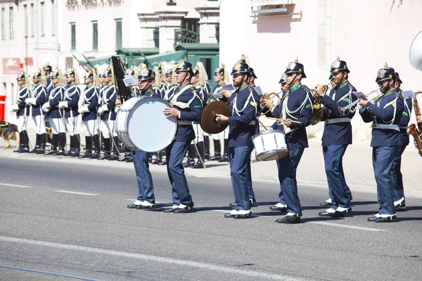 LISBON - APRIL 16: The Changing Guard Ceremony takes place in Pa — Stock Photo, Image