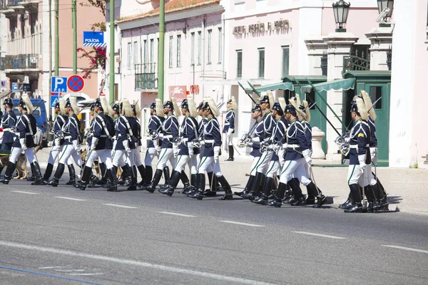 LISBONA - 16 APRILE: La Cerimonia del Cambio Guardia si svolge a Pa — Foto Stock