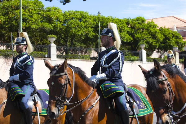 LISBOA - 16 DE ABRIL: La Ceremonia de Cambio de Guardia tiene lugar en Pa —  Fotos de Stock