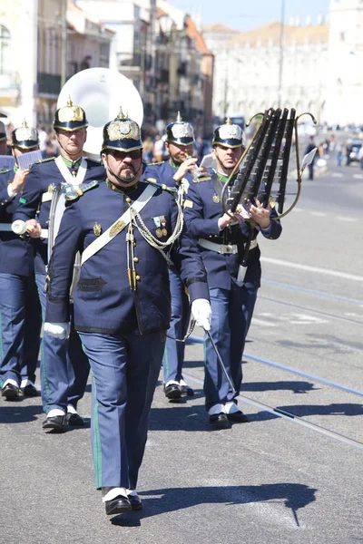 LISBOA - 16 DE ABRIL: La Ceremonia de Cambio de Guardia tiene lugar en Pa —  Fotos de Stock