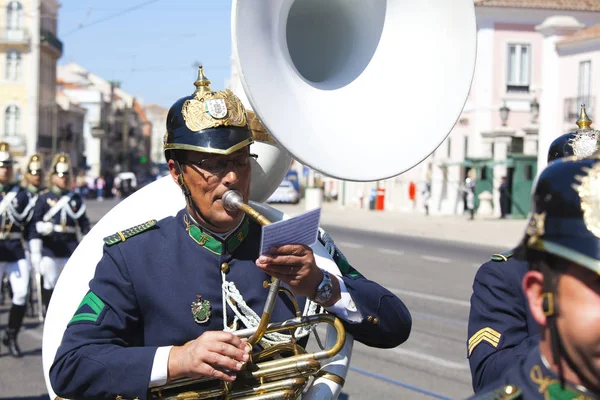 LISBOA - 16 DE ABRIL: La Ceremonia de Cambio de Guardia tiene lugar en Pa —  Fotos de Stock