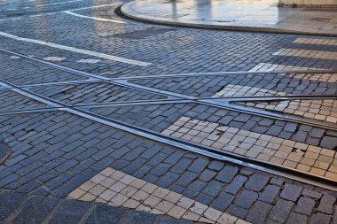 Arnavut kaldırımlı yol yüzeyinde eski demiryolu hatları