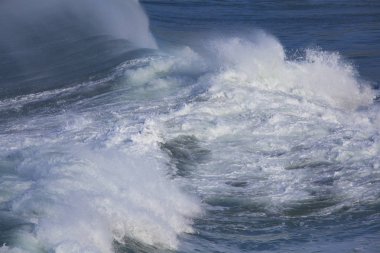 büyük dalga sörf deniz sahil şeridi üzerinde break