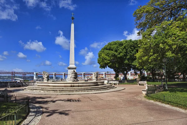Az emlékmű a parkban található a lisszaboni — Stock Fotó