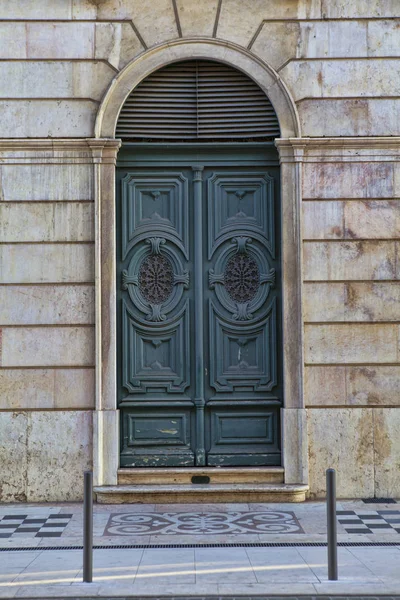 Régi ajtó Lisbon városában, Portugál — Stock Fotó