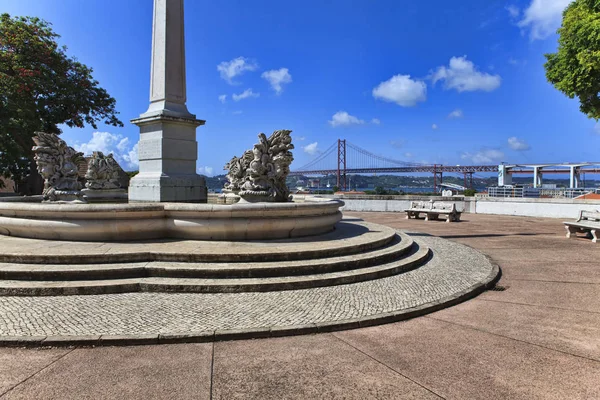 Pomník v parku se nachází v Lisabonu — Stock fotografie