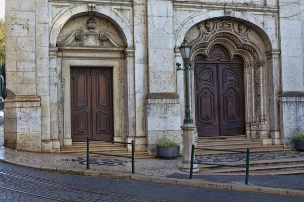 Porta velha na cidade de lisboa, portugal — Fotografia de Stock