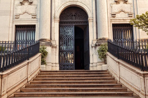 Puerta vieja en la ciudad de lisbon, portugal — Foto de Stock