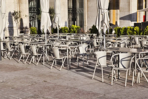 Utomhus street café bord i Lissabon — Stockfoto