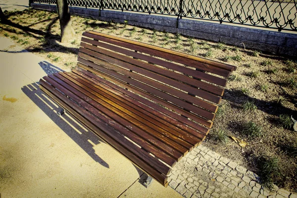 Lonely wooden bench in the park — Stock Photo, Image