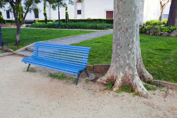 Banco de madeira solitário no parque — Fotografia de Stock