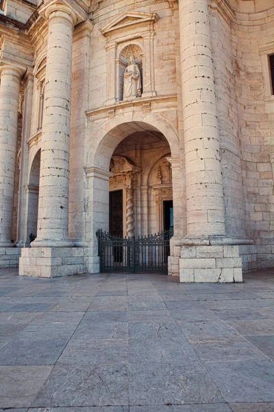 Vecchia porta nella città di Lisbona, Portogallo — Foto Stock