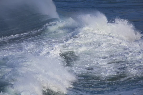 Tengeri surf nagy hullám szünet a tengerparton — Stock Fotó