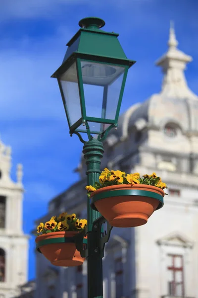 Typische metalen straat lamp in Mafra (Portugal) — Stockfoto