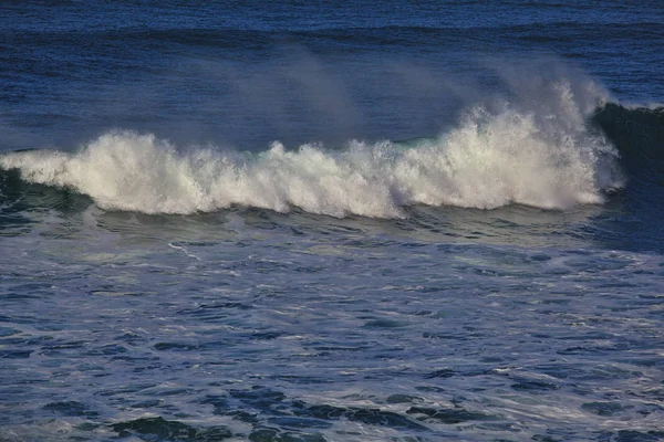 Meeresbrandung großer Wellenbruch an der Küste — Stockfoto