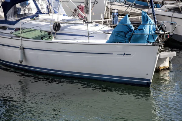 Schöne weiße moderne Yachten im Seehafen — Stockfoto