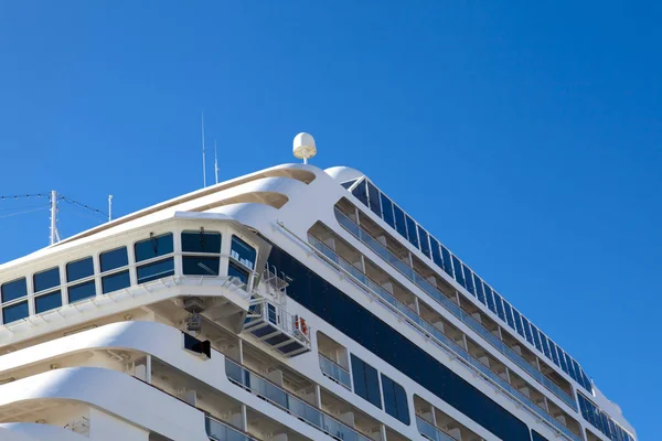 Vista de ângulo lateral no navio grande do forro do cruzeiro — Fotografia de Stock