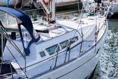 Güzel beyaz modern yat deniz liman 