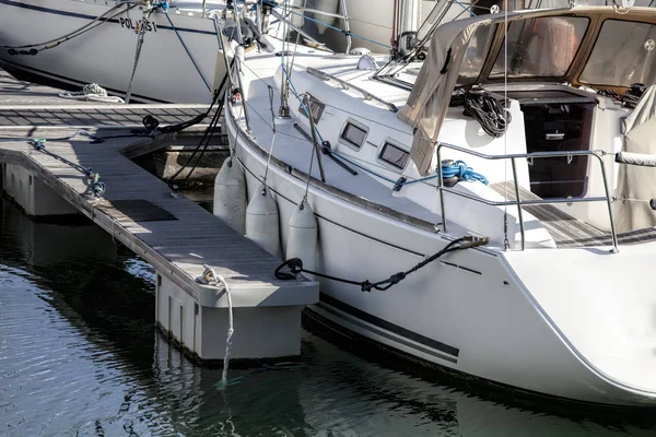 Vackra vita moderna båtar till havs port — Stockfoto