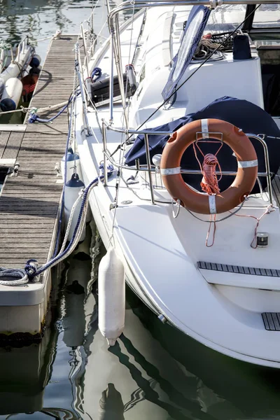 Beautiful white modern yachts at sea port — Stock Photo, Image