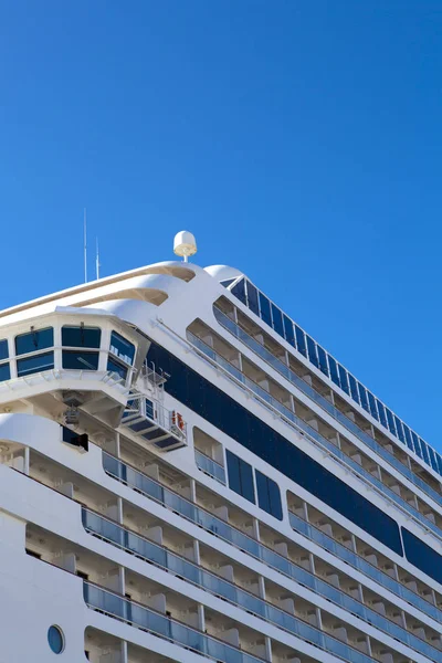 Boční úhel pohled na velké výletní lodi liniové — Stock fotografie