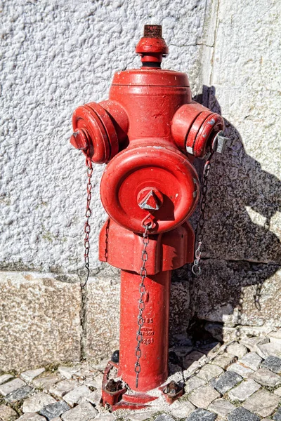 Une bouche d'incendie rouge à proximité dans une rue — Photo