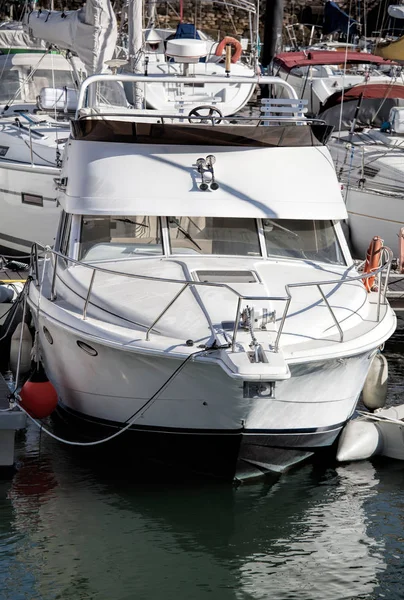 Beautiful white modern yachts at sea port — Stock Photo, Image