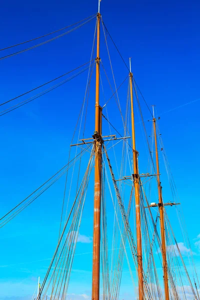 Albero dello yacht contro il cielo blu estivo — Foto Stock