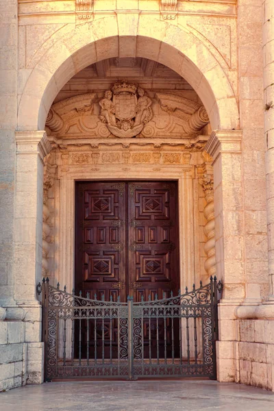 Старая дверь в городе Лисбон, Португалия — стоковое фото