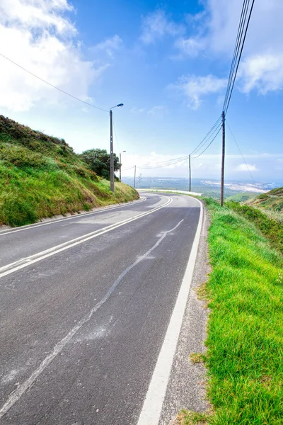 Asphalt road . Clouds on blue sky in summer day — Stock Photo, Image