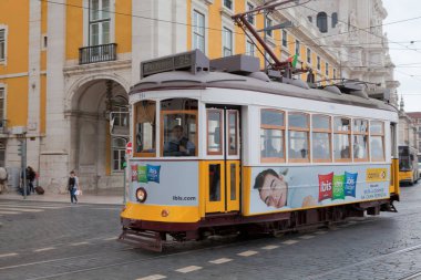 Lisbon, Portekiz - 04 Mayıs 2017: Vintage tramvay şehir merkezinde