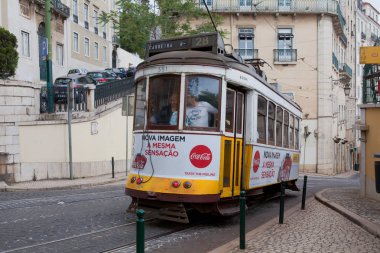 Lisbon, Portekiz - 04 Mayıs 2017: Vintage tramvay şehir merkezinde