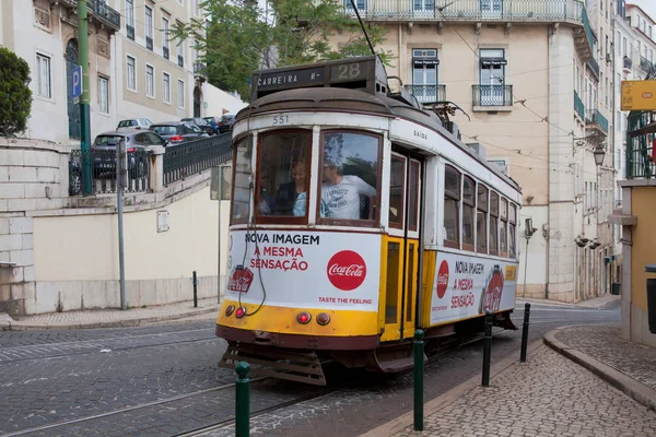 LISBOA, PORTUGAL - 04 de mayo de 2017: Tranvía vintage en el centro de la ciudad — Foto de Stock