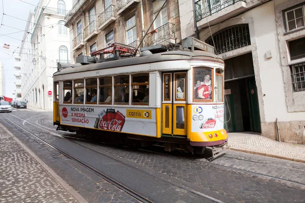 Lissabon, Portugal - 04 maj 2017: Vintage spårvagnen i centrum — Stockfoto