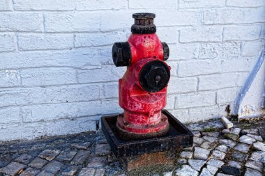 Bir sokakta bir closeup kırmızı yangın musluğu