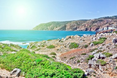 Kayalıklarla ve kayalar bir beau Sintra'Atlantik Okyanusu kıyısında