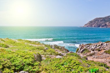 Kayalıklarla ve kayalar bir beau Sintra'Atlantik Okyanusu kıyısında