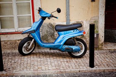 Eski scooter kaplı duvara Park