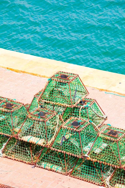 Hummertöpfe und Krabbentöpfe trocknen in der Sonne auf dem Pier — Stockfoto