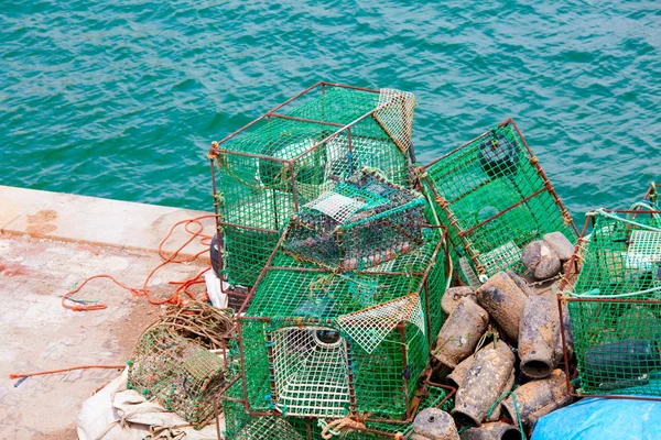 Homár edények és rák edények, szárítás a napon a mólón — Stock Fotó