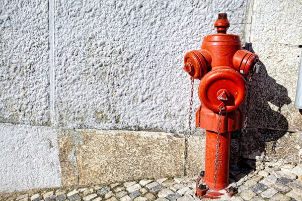 Une bouche d'incendie rouge à proximité dans une rue — Photo