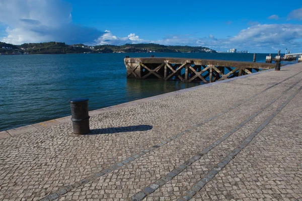 En gammal brygga på floden i Lissabon — Stockfoto