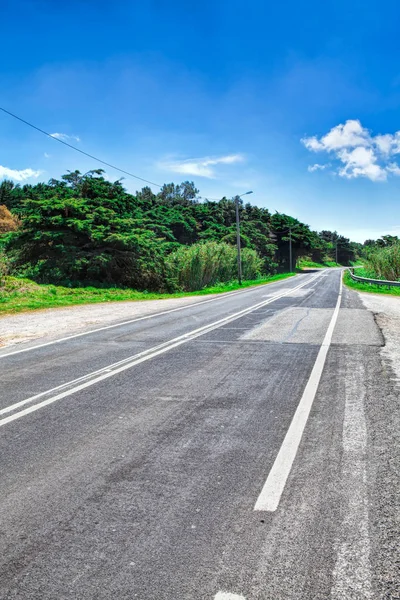 Asphalt road . Clouds on blue sky in summer day — Stock Photo, Image