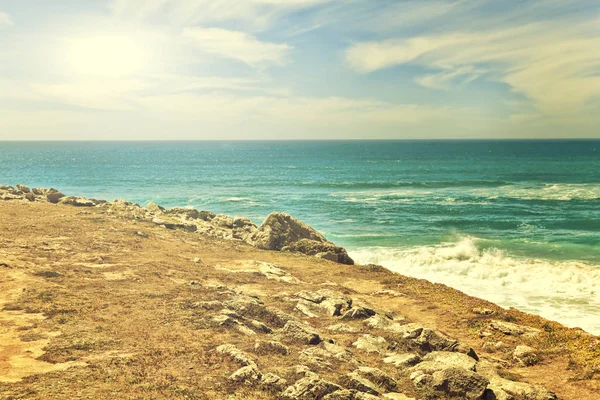Sziklák és sziklák a az Atlanti-óceán partján a Sintra egy gyö — Stock Fotó