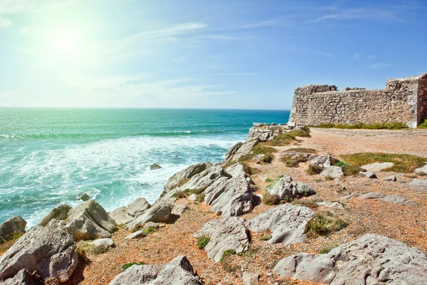 Scogliere e rocce sulla costa atlantica a Sintra in un beau — Foto Stock