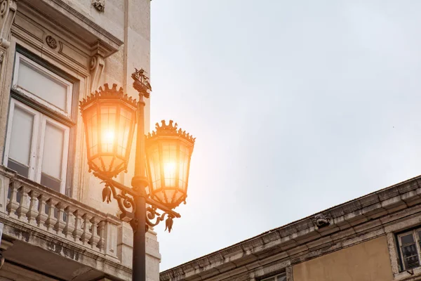 Antiguo farol en Lisboa, detalle de una antigua iluminación en la ciudad — Foto de Stock