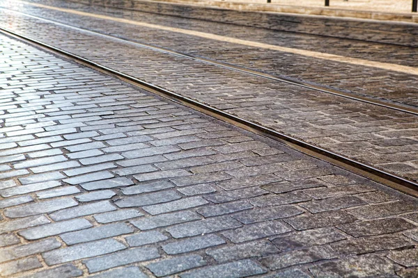 Spårvagn spår i Lissabon, en detalj metall skenor för spårvagnen — Stockfoto