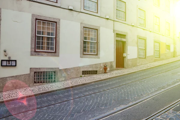 Старый фасад Лисбона, детали старого уличного портала, туризм — стоковое фото
